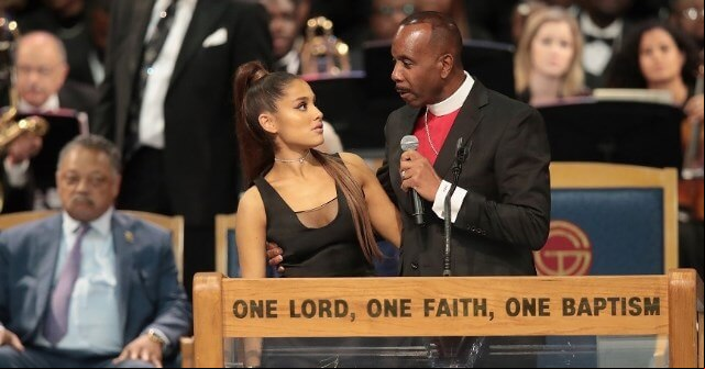 Luego de haber “toqueteado” a Ariana Grande, Obispo emite disculpas