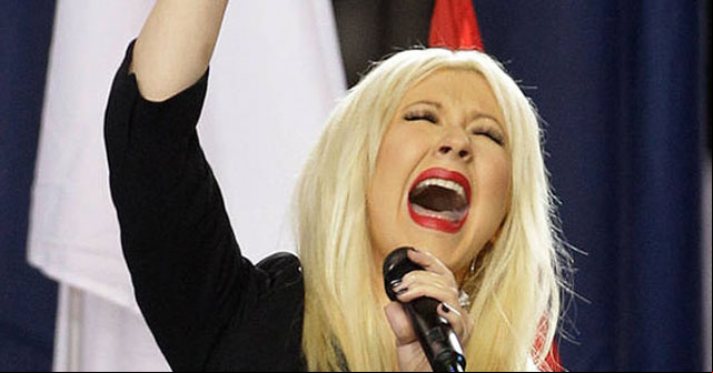 Christina Aguilera no supo cantar el himno nacional de EEUU en el Super Bowl