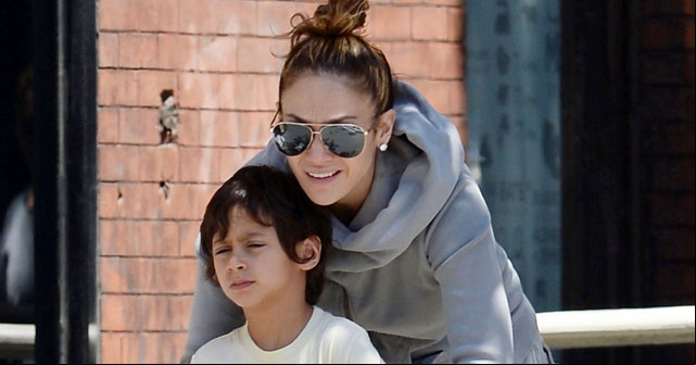 Hijo de Jennifer López le pide que use “más pantalones”