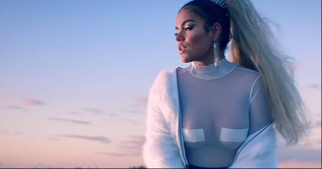 Karol G se convirtió en dama de compañía por una buena razón (+VIDEOCLIP)