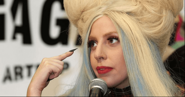 ¡Sin vergüenza! Lady Gaga muestra sus pezones en plena calle [FOTOS] 