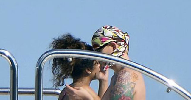 Paparazzi capta a Rihanna besando a una mujer en un yate
