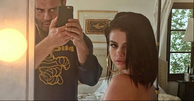 Selena Gómez semi desnuda