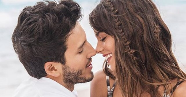 Tini y Sebastián Yatra protagonizan un lindo beso 